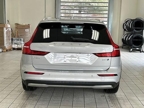 2025 Volvo V60 Cross Country Plus