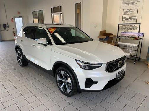 2025 Volvo XC40 B5 Core Bright Theme