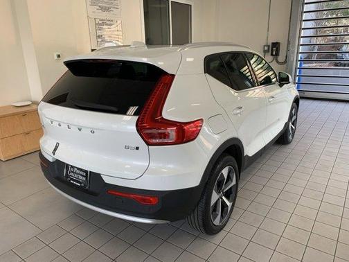 2025 Volvo XC40 B5 Core Bright Theme