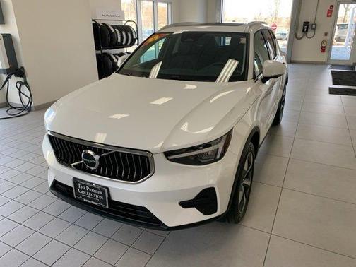 2025 Volvo XC40 B5 Core Bright Theme