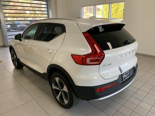 2025 Volvo XC40 B5 Core Bright Theme