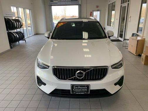 2025 Volvo XC40 B5 Core Bright Theme