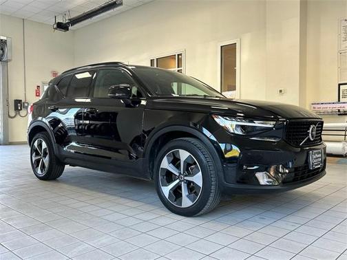 2023 Volvo XC40 B5 Plus Dark Theme
