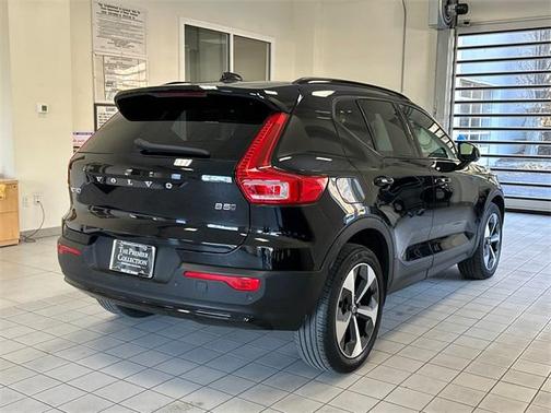 2023 Volvo XC40 B5 Plus Dark Theme