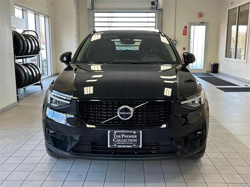 2023 Volvo XC40 B5 Plus Dark Theme