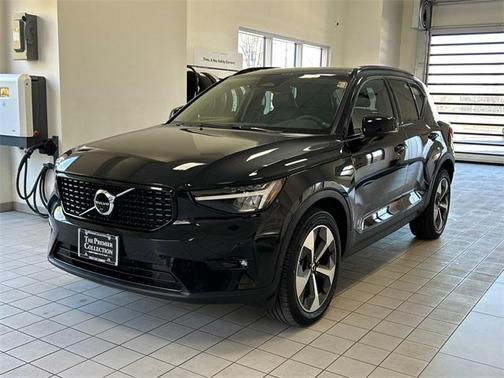 2023 Volvo XC40 B5 Plus Dark Theme