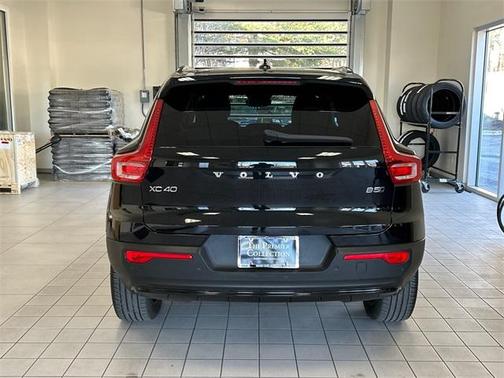 2023 Volvo XC40 B5 Plus Dark Theme