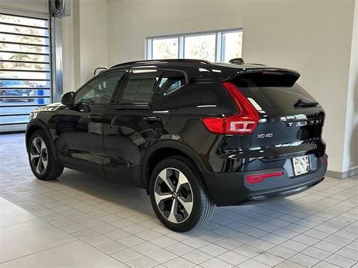 2023 Volvo XC40 B5 Plus Dark Theme