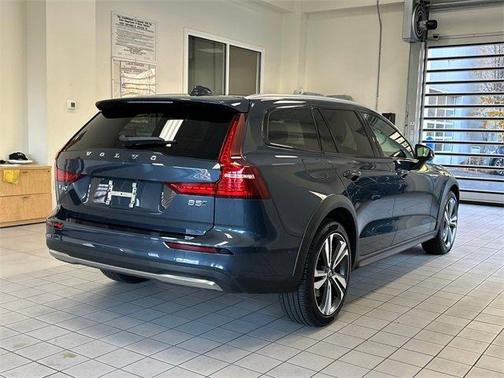 2025 Volvo V60 Cross Country B5 Plus