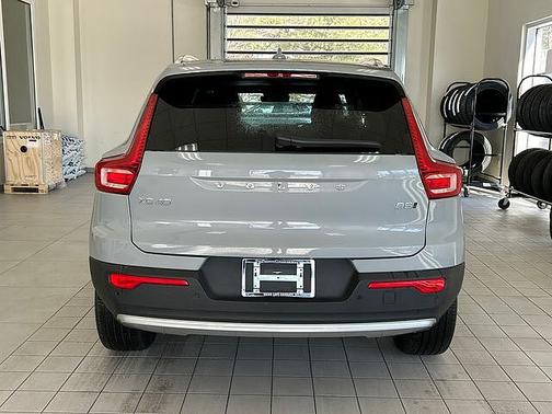 2025 Volvo XC40 Core