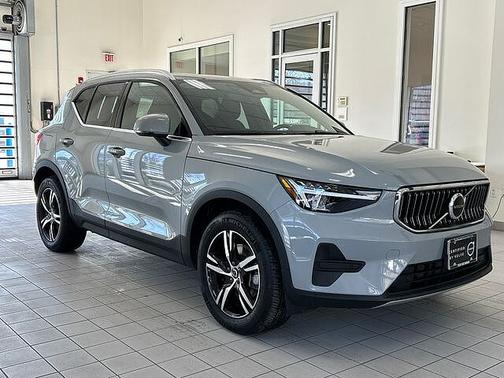 2025 Volvo XC40 Core