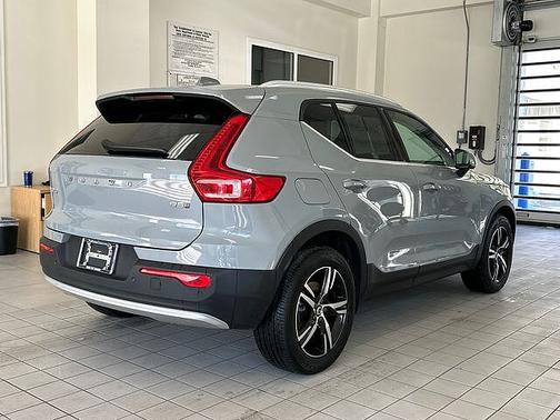 2025 Volvo XC40 Core