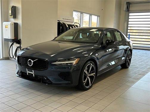 2023 Volvo S60 Recharge Plug-In Hybrid T8 Plus Dark Theme