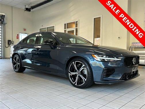 2023 Volvo S60 Recharge Plug-In Hybrid T8 Plus Dark Theme