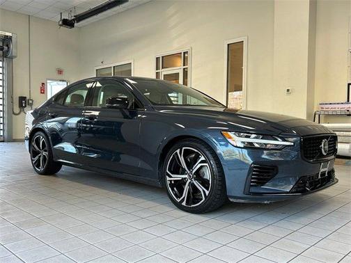 2023 Volvo S60 Recharge Plug-In Hybrid T8 Plus Dark Theme