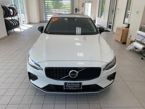 2024 Volvo S60 B5 Core Dark Theme