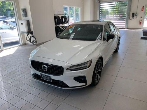 2024 Volvo S60 B5 Core Dark Theme
