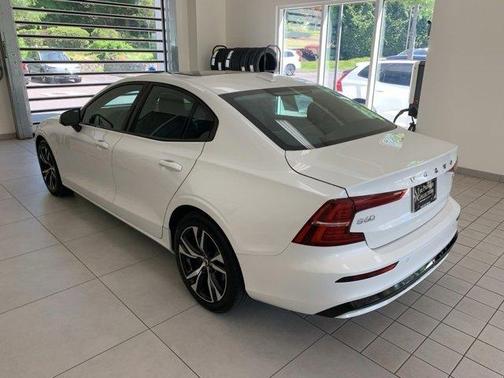 2024 Volvo S60 B5 Core Dark Theme