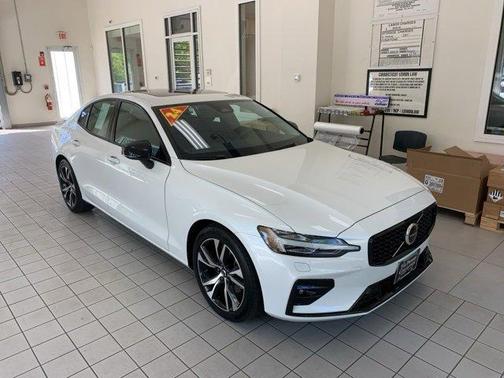 2024 Volvo S60 B5 Core Dark Theme