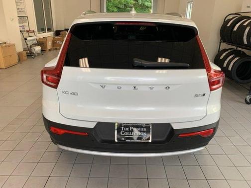 2025 Volvo XC40 B5 Core Bright Theme