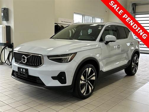 2024 Volvo XC40 B5 Plus Bright Theme