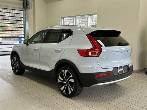 2024 Volvo XC40 B5 Plus Bright Theme