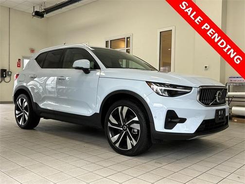 2024 Volvo XC40 B5 Plus Bright Theme