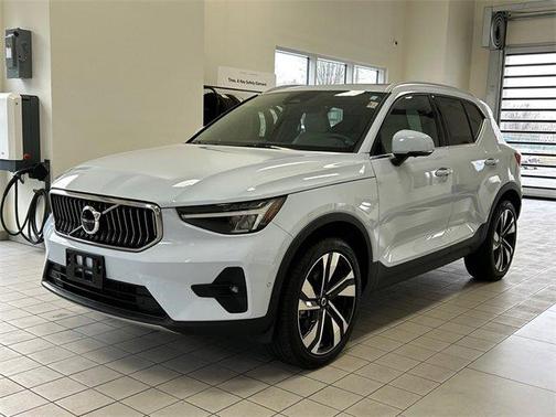 2024 Volvo XC40 B5 Plus Bright Theme