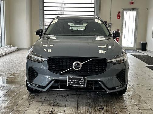 2023 Volvo XC60 B6 Ultimate Dark Theme