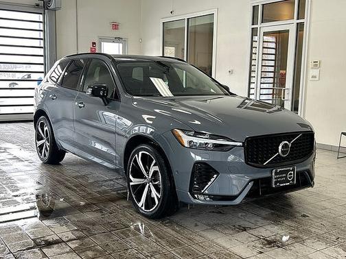 2023 Volvo XC60 B6 Ultimate Dark Theme