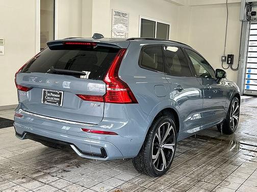 2023 Volvo XC60 B6 Ultimate Dark Theme