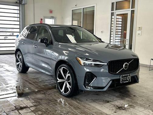 2023 Volvo XC60 B6 Ultimate Dark Theme
