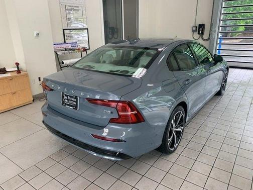 2024 Volvo S60 B5 Plus Dark Theme