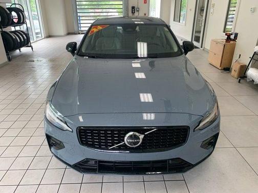 2024 Volvo S60 B5 Plus Dark Theme
