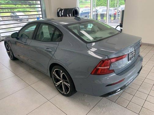 2024 Volvo S60 B5 Plus Dark Theme