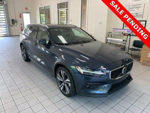 2024 Volvo V60 Cross Country B5 Plus