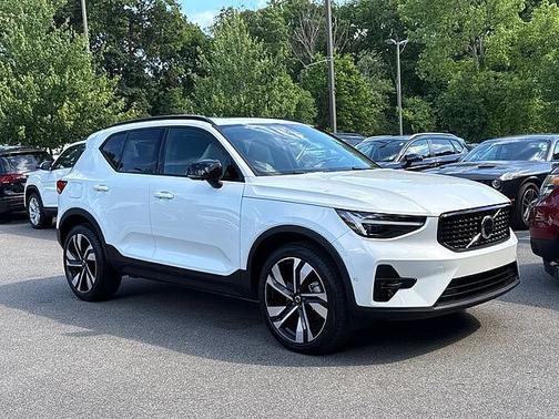 Crystal White Pearl 2025 Volvo XC40 B5 Plus Dark Theme