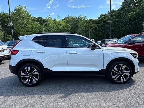 Crystal White Pearl 2025 Volvo XC40 B5 Plus Dark Theme