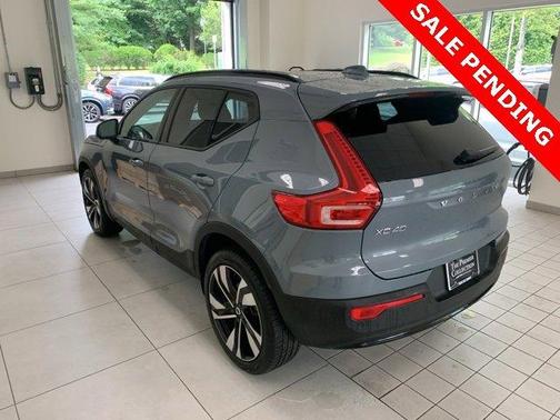 2023 Volvo XC40 B5 Plus Dark Theme