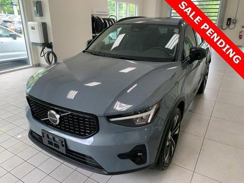 2023 Volvo XC40 B5 Plus Dark Theme