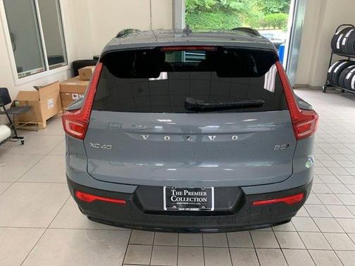 2023 Volvo XC40 B5 Plus Dark Theme