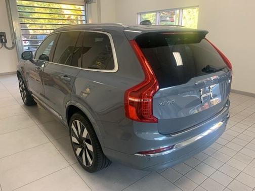 2023 Volvo XC90 Recharge Plug-In Hybrid T8 Ultimate Bright Theme 7-Seater