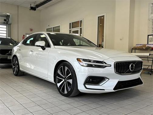 2023 Volvo S60 B5 Ultimate Bright Theme