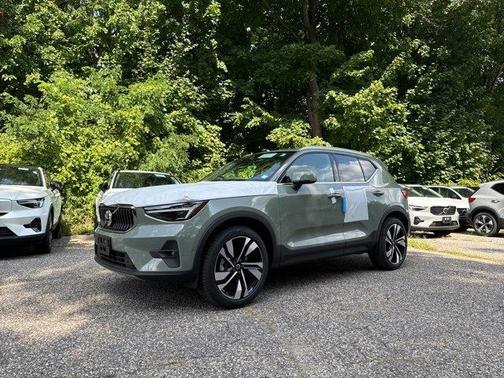 2025 Volvo XC40 B5 Ultra Bright Theme