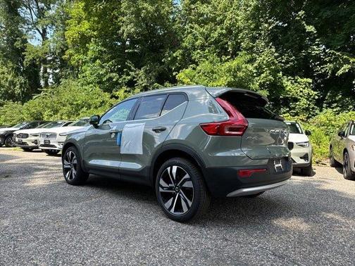 2025 Volvo XC40 B5 Ultra Bright Theme