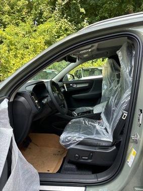 2025 Volvo XC40 B5 Ultra Bright Theme