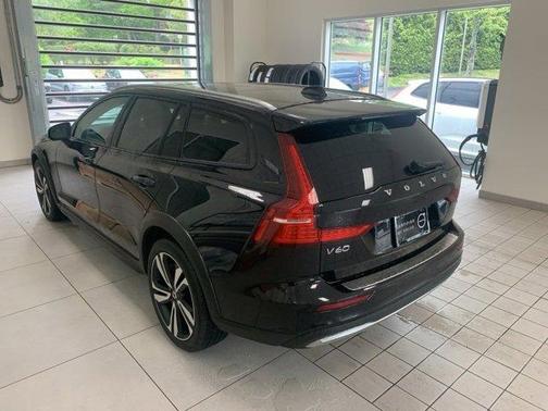 2023 Volvo V60 Cross Country B5 Plus