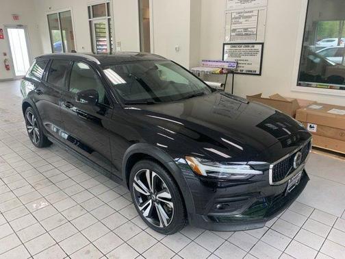 2023 Volvo V60 Cross Country B5 Plus