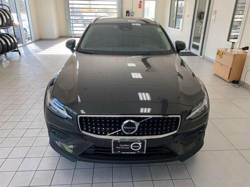 2025 Volvo V60 Cross Country B5 Plus