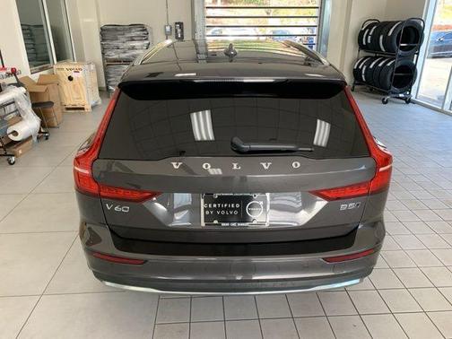 2025 Volvo V60 Cross Country B5 Plus